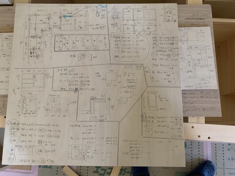 Orange&White 建築中内装工事、家具取り付け