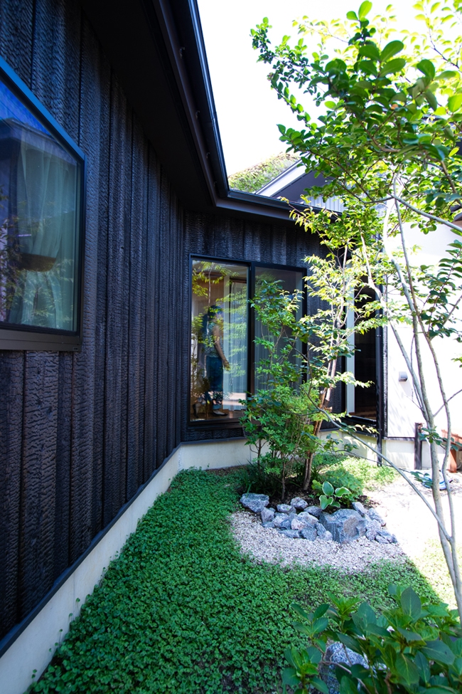 中庭のある平屋の家 焼杉外壁