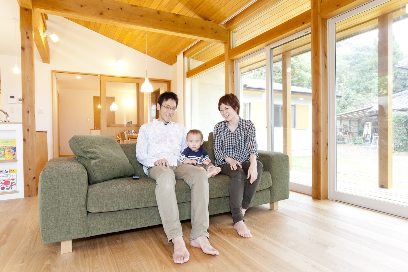 木々に囲まれた平屋建て住宅