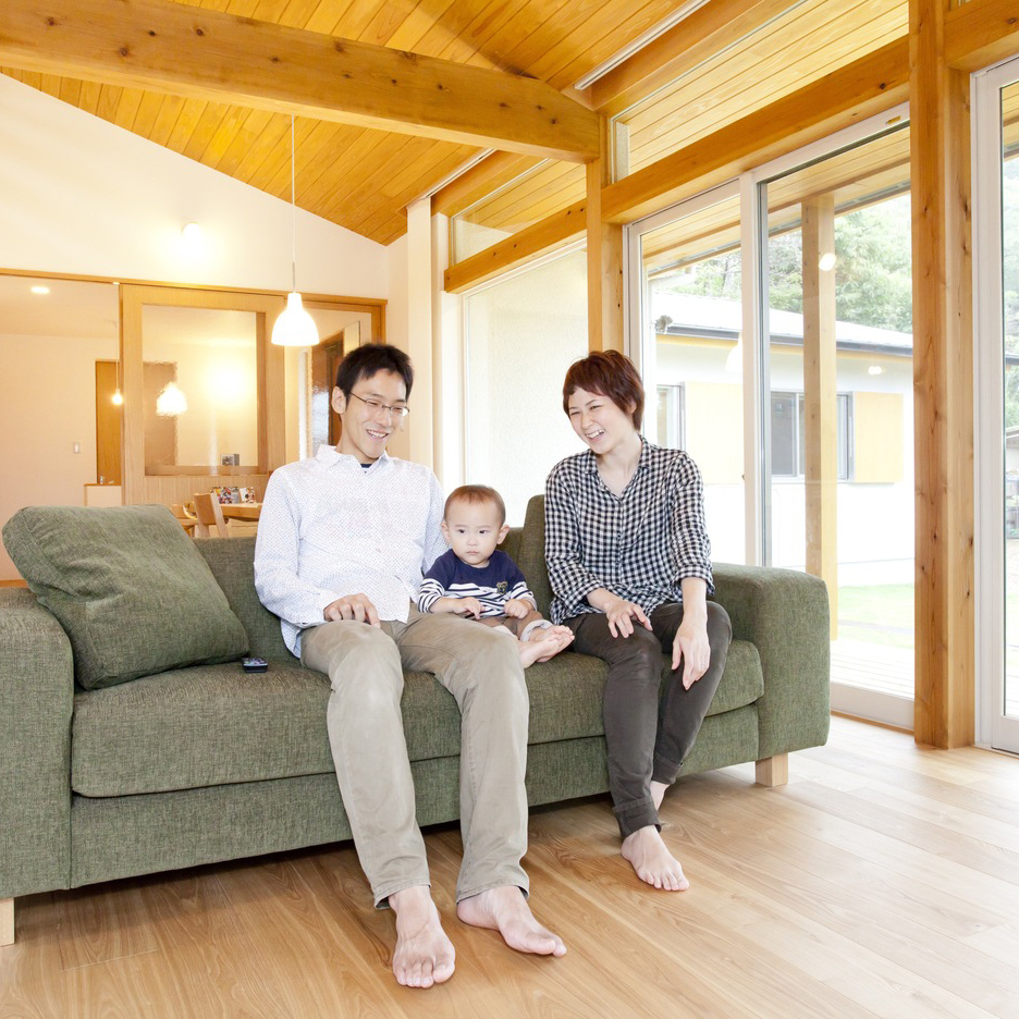 木々に囲まれた平屋建て住宅